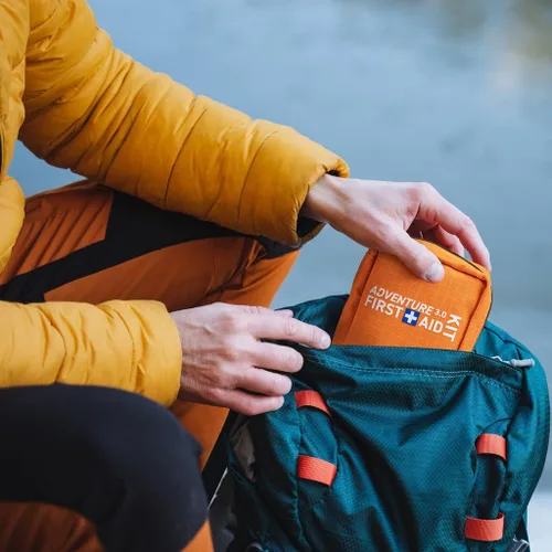 Vista 3 de Kit de primeros auxilios ultraligero, pequeño, repelente al agua - Camping y aire libre 71 piezas, Adventure 3.0 Essentials Kit, para camping