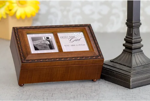 Vista 3 de Cottage Garden Sweet Baby Girl Loved Crib Quilt Woodgrain Rope Trim Joyero Caja de música reproduce la canción de cuna de Brahms