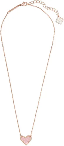 Vista 2 de Kendra Scott Ari - Collar con colgante de corazón y longitud ajustable para mujer, joyería a la moda