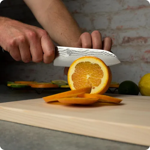 Vista 7 de Shun Cuchillo Santoku clásico de 5 1/2" Cuchillo multiusos japonés hecho a mano, núcleo VG-MAX, revestimiento de acero inoxidable de Damasco