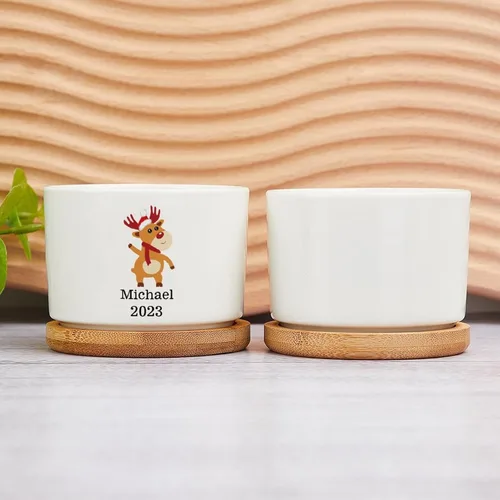 Vista 2 de Maceta de Navidad personalizada con nombre de bebé, macetas divertidas de ciervos de Navidad, maceta de cerámica para suculentas con bandeja