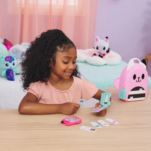Vista 2 de Gabby's Dollhouse, Gabby Girl On-The-Go Juego de Viaje, Juguetes de Viaje de Juego de Simulación, Pasaporte de Juguete, Teléfono de Juguete y Dije