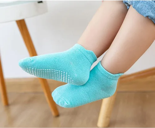 Vista 5 de Calcetines de tobillo antideslizantes para bebés con agarres antideslizantes para niños y niñas pequeños