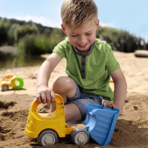 Vista 5 de HABA Camión volquete Juguetes de playa para niños pequeños, juguetes de construcción y artículos esenciales de playa para niños mayores de 18 meses