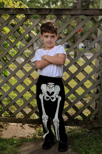 Vista 3 de ADUKIDE Camisetas de Halloween para niños que brillan en la oscuridad, tallas 4-14T, camisetas casuales novedosas