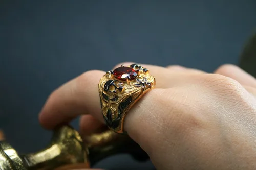 Vista 4 de Gilded Skull Ring with Red Zircon Stone - Unique 925 Silver Craftsmanship