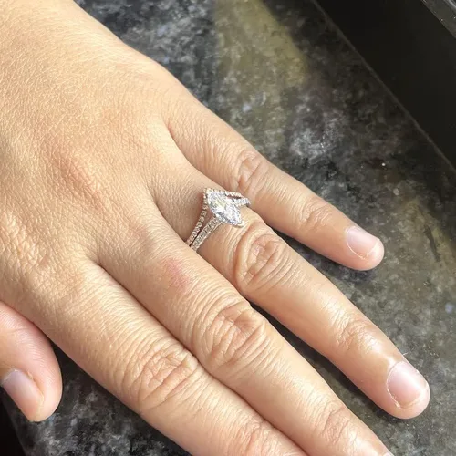 Vista 3 de Anillo de boda de diamante para mujer, anillo de boda de diamante en forma de V con acabado de oro de 14 quilates, anillo de diamante apilable