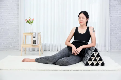 Vista 3 de Leewadee Cojín Thai Triangle – Cómodo respaldo para TV o lectura, almohada de cuña – Relleno natural ecológico Kapok 20 x 13 x 13 pulgadas, negro