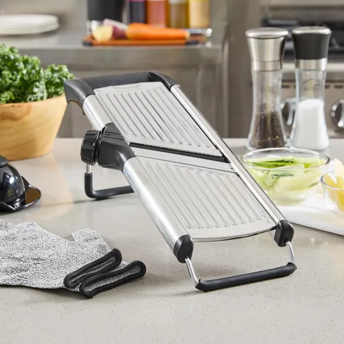 Vista 4 de Restaurantware Rebanadora de mandolina ajustable de acero inoxidable, cortador de verduras estándar alemán con protector de cuchilla, guantes