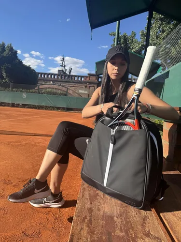 Vista 7 de AYRES Mochila de tenis – Amplia bolsa de tenis, pádel y pickleball para mujer Compartimento para raqueta de acceso rápido (para 2) Bolsa