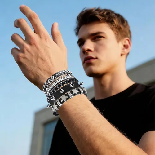 Vista 5 de Juego de 4 pulseras punk rock con tachuelas, pulseras de cuero para hombres y mujeres, pulseras con pinchos y accesorios emogóticos para fiestas