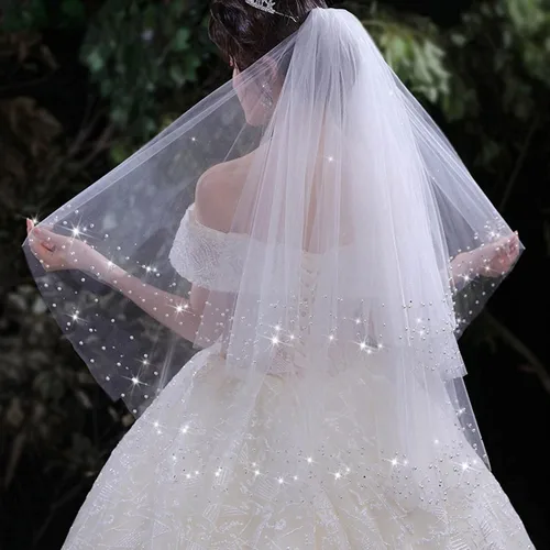 Vista 2 de AMAJIERUIZE Velo de novia corto de 2 niveles para mujer con peine de metal
