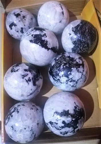 Vista 2 de Bola de cristal tallada de cristal tallada con forma de esfera de piedra lunar arcoíris grande y llamativa, bolas de citas de meditación