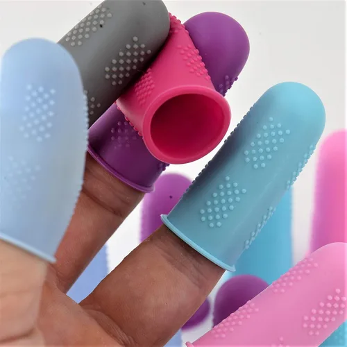Vista 8 de Protectores de dedos [serie Flex – Paquete de 9] cubiertas antiadherentes de silicona [pequeño (3) / mediano (3) / grande (3)] – para pegamento