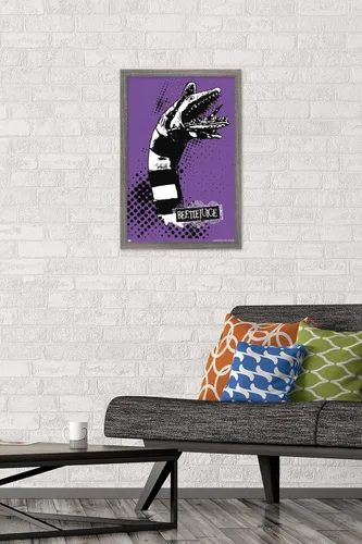 Vista 2 de Trends International Beetlejuice - Póster de pared de gusano de arena, 22.4 pulgadas de largo x 14.7 pulgadas, versión enmarcada de madera