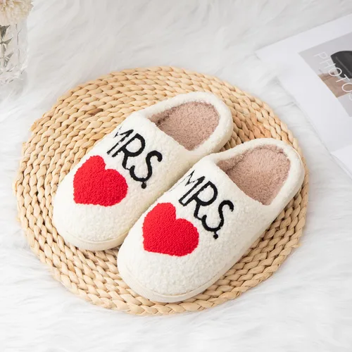 Vista 3 de Mr and Mrs Pantuflas para mujer, pantuflas peludas para hombre, zapatos de corazón a juego, para interiores y exteriores, para novio, novia, regalo