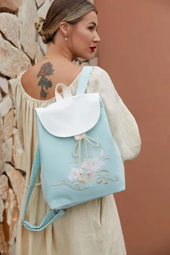 Vista 2 de C&P YOMKEY Mochila grande de lino ligero para mujer con patrones únicos bordados artesanales y culturales, Azul, verde, blanco., Mochila grande