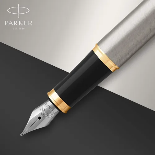 Vista 4 de Pluma fuente Parker IM Punta fina de metal satinado con recarga de tinta azul 1931649 Brushed Metal and Gold