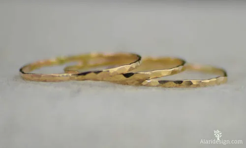 Vista 3 de Anillos apilables superfinos rellenos de oro de 14 quilates (se venden por anillo)