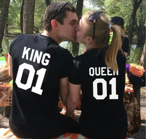 Vista 2 de Conjunto de 2 camisetas de tamaño King Queen a juego para parejas, San Valentín, cumpleaños, boda, Blanco