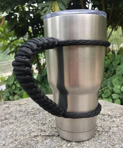 Vista 2 de Mango de Paracord hecho a mano para vaso Yeti/Rtic/Ozark Trail Rambler de 30 onzas (negro)