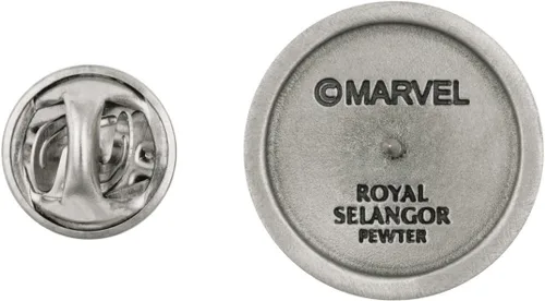 Vista 4 de Royal Selangor Pin de solapa con acabado a mano de la colección Marvel Capitán América, Metal, No es una piedra preciosa