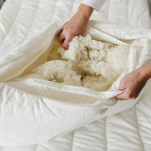 Vista 6 de Almohada de Lana Premium Woolino, Relleno de Lana 100% Transpirable y Funda de Algodón Orgánico, Inserto de Almohada y Funda Acolchada Lavable