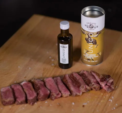 Vista 3 de Urbani Truffles- Aceite de oliva extravirgen de trufa blanca italiana 100 % fabricado en Italia sin una gota de productos químicos y con trozos
