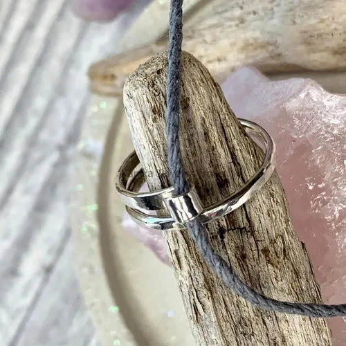 Vista 2 de Kanika Jewelry Trove Anillo de Ganchillo de Gato de Plata de Ley Purr-fectamente Elaborado para Entusiastas del Tejido de Punto