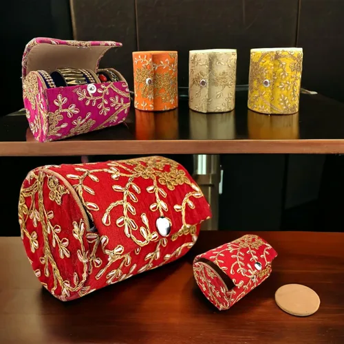 Vista 3 de LOVENSPIRE Caja organizadora de brazaletes para mujeres y niñas, bolsa de almacenamiento de joyas surtidas a granel, hermosa funda bordada, regalo