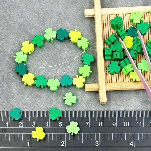 Vista 2 de 100 cuentas de arcilla polimérica hechas a mano, tréboles de la suerte, cuentas espaciadoras de arcilla polimérica para mujer, joyería de bricolaje