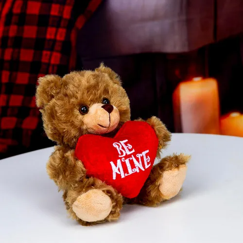 Vista 2 de Plushland Oso de Peluche Mocha Corazón - Sé Mío - Oso de Peluche para Niños y Adultos - Almohada de Corazón Bordado - Marrón - 6 pulgadas