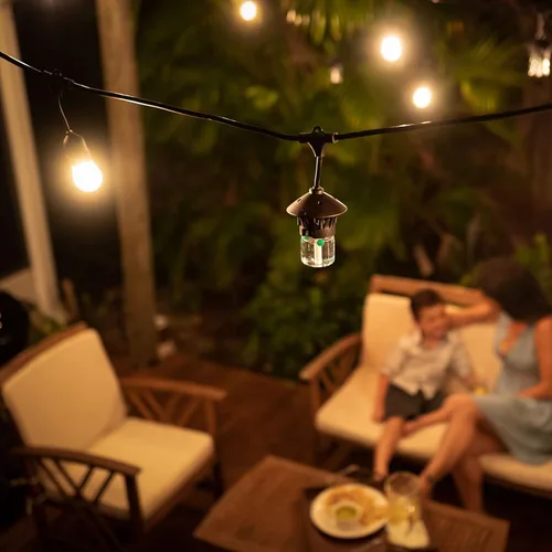 Vista 2 de TIKI BiteFighter Luces de Cadena LED para Exteriores Resistentes a la Intemperie con Repelente de Mosquitos Comprobado 36 Pies, Incluye 3 Cápsulas