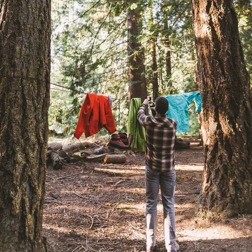 Vista 5 de GEAR AID Tensores de línea para equipo colgante, lonas, tendedero de viaje y colgados de oso en el campamento, incluye 4 tensores para usar