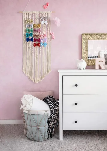 Vista 2 de Mkono Organizador de lazos de macramé para niñas, colgante para lazos de pelo, organizador de lazos Boho para pared, soporte para diademas