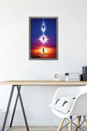 Vista 6 de Trends International Marvel The Marvels - Póster de pared de una hoja, 22.4 pulgadas de largo x 14.7 pulgadas, versión enmarcada de madera de granero