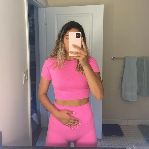 Vista 3 de Conjuntos de 2 piezas sin costuras para yoga y entrenamiento - con ombliguera de manga corta y pantalones cortos de tiro alto para correr