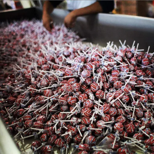 Vista 4 de De La Rosa Paleta Jumbo Cereza, Paletas De Caramelo Relleno Con Chicle, 50 unidades Bolsa
