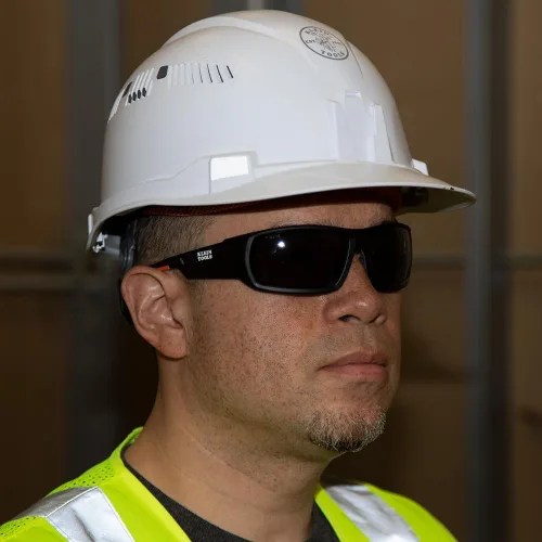 Vista 6 de Klein Tools 60164 - Gafas de seguridad, gafas protectoras profesionales de EPP con marco completo, resistentes a los arañazos y antivaho (lente gris)