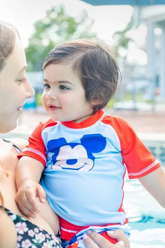 Vista 2 de Disney Conjunto de traje de baño y camiseta de Mickey Mouse para niños pequeños, Azul-Blanco