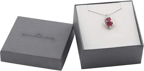 Vista 4 de Collar de corazón de rubí creado en laboratorio con acento de diamantes con cadena de 18 pulgadas