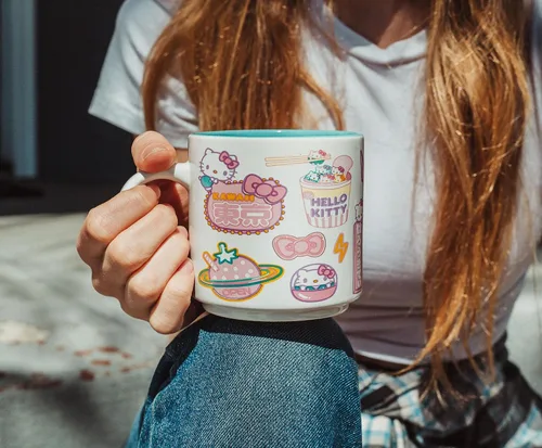 Vista 5 de Sanrio Hello Kitty "Kawaii Tokyo" Allover Icons - Taza de café grande para café expreso, cafeína, bebidas, artículos esenciales para el hogar