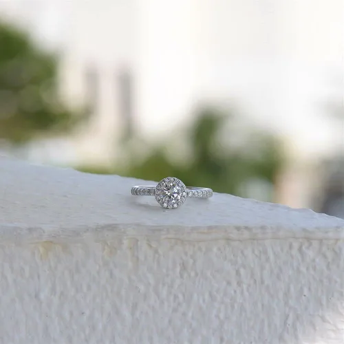 Vista 6 de LEMON GRASS Anillo de compromiso de diamantes con halo redondo de 1.22 qt con banda pavé en plata de ley con circonita cúbica transparente