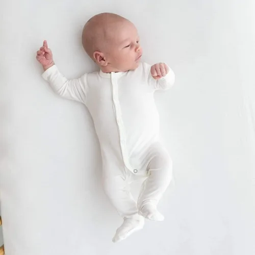 Vista 3 de KYTE BABY Mameluco unisex, rayón hecho de bambú, cierre a presión, 0-24 meses