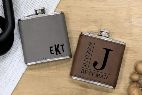 Vista 9 de Frasco personalizado para regalo de boda. Regalo personalizado para bebidas. Frasco de cuero sintético grabado para padrinos de boda (negro y dorado)