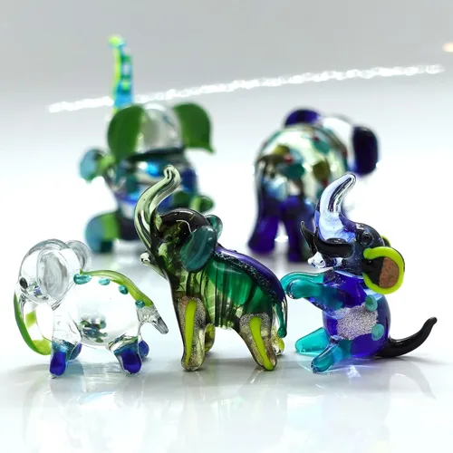 Vista 4 de Figuras en miniatura con diseño de elefante, color negro y verde