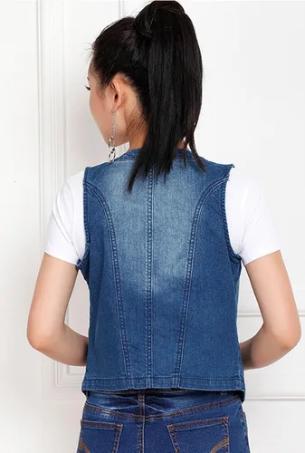 Vista 2 de chouyatou Chaleco de mezclilla rasgado con cuello en V y botones para mujer