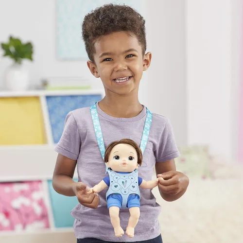 Vista 2 de Baby Alive Littles, Carry 'N Go Squad, Little Matteo Brown Hair Boy Muñeca, portador, accesorios, juguete para niños a partir de 3 años
