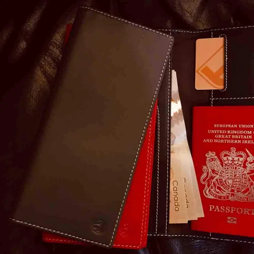 Vista 3 de Pacer Go Cartera de viaje larga delgada con bloqueo RFID de cuero genuino, Rojo -, Minimalista