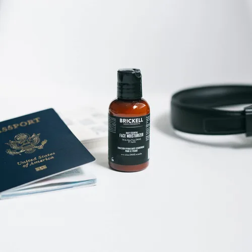 Vista 5 de Brickell - Hidratante facial esencial diario para hombres, loción facial natural y orgánica de rápida absorción con ácido hialurónico, té verde